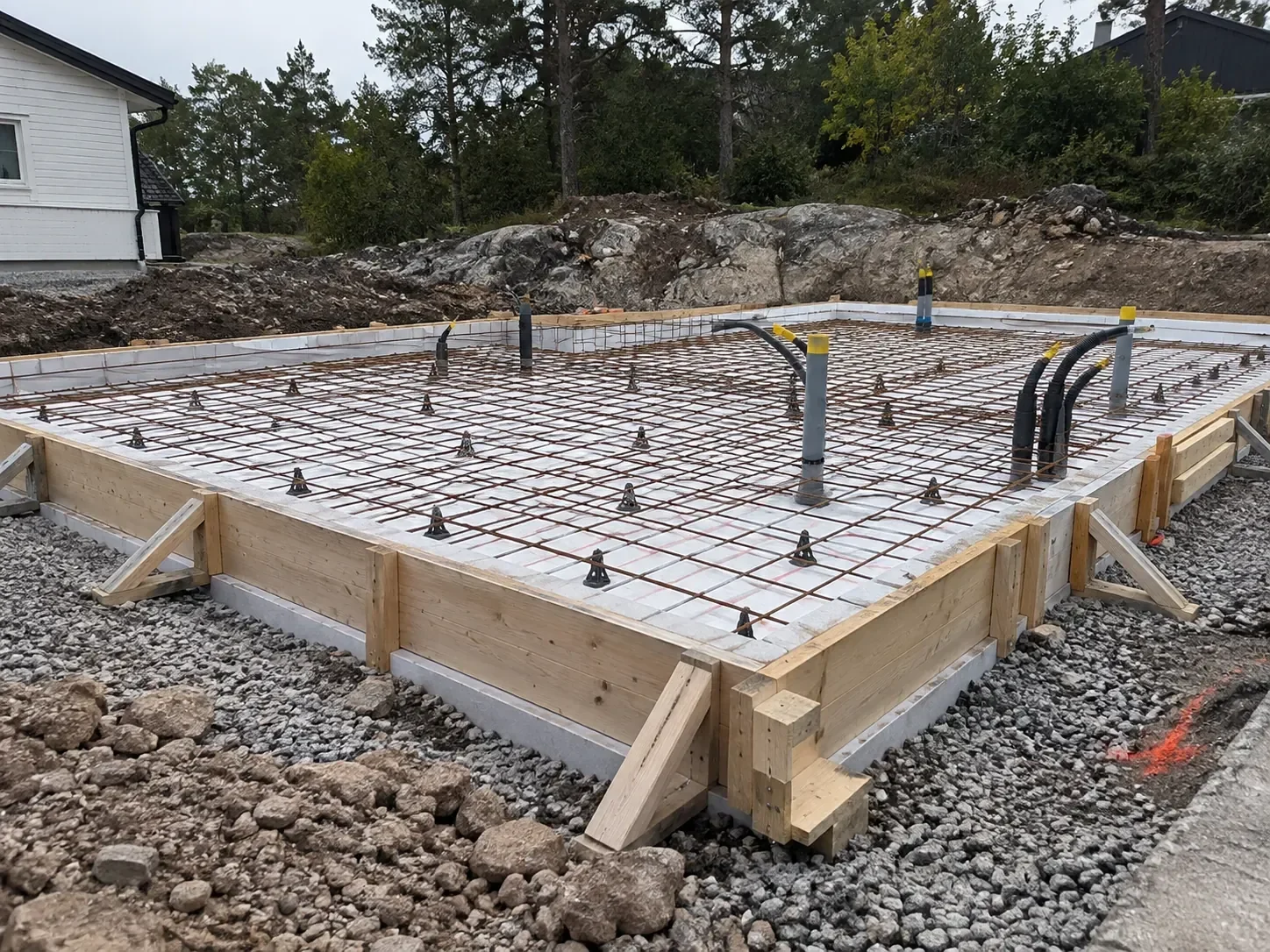 Form, cellplast och armering för platta på mark till ett bostadshus