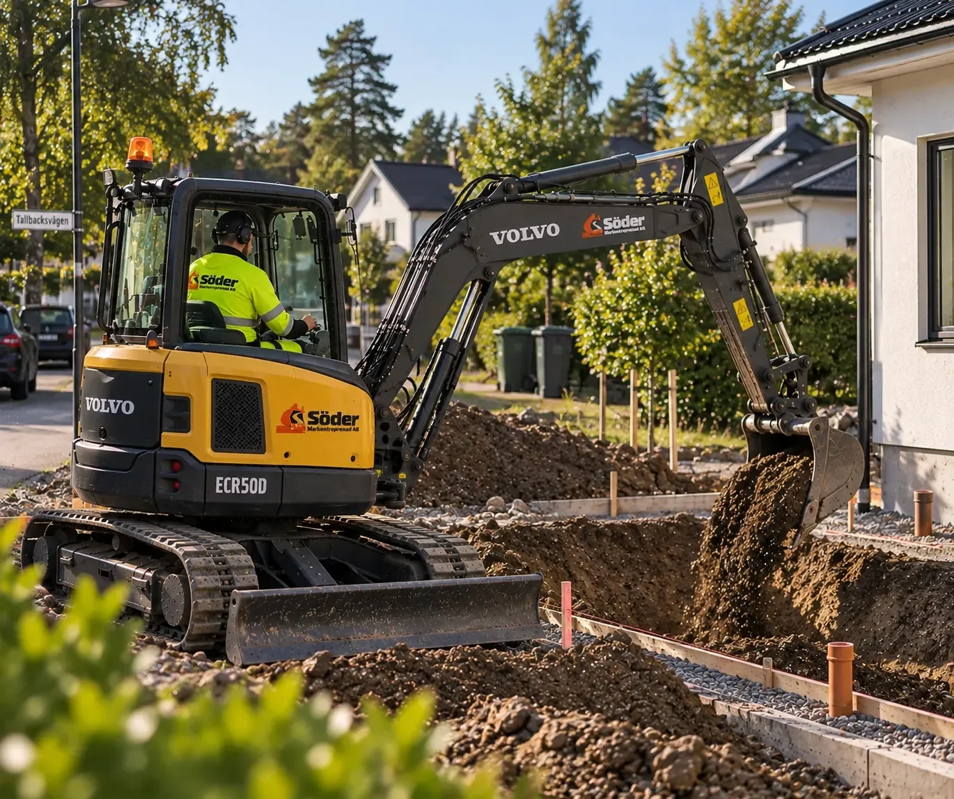Grävmaskin från Söder Markentreprenad schaktar för en husgrund i ett villaområde